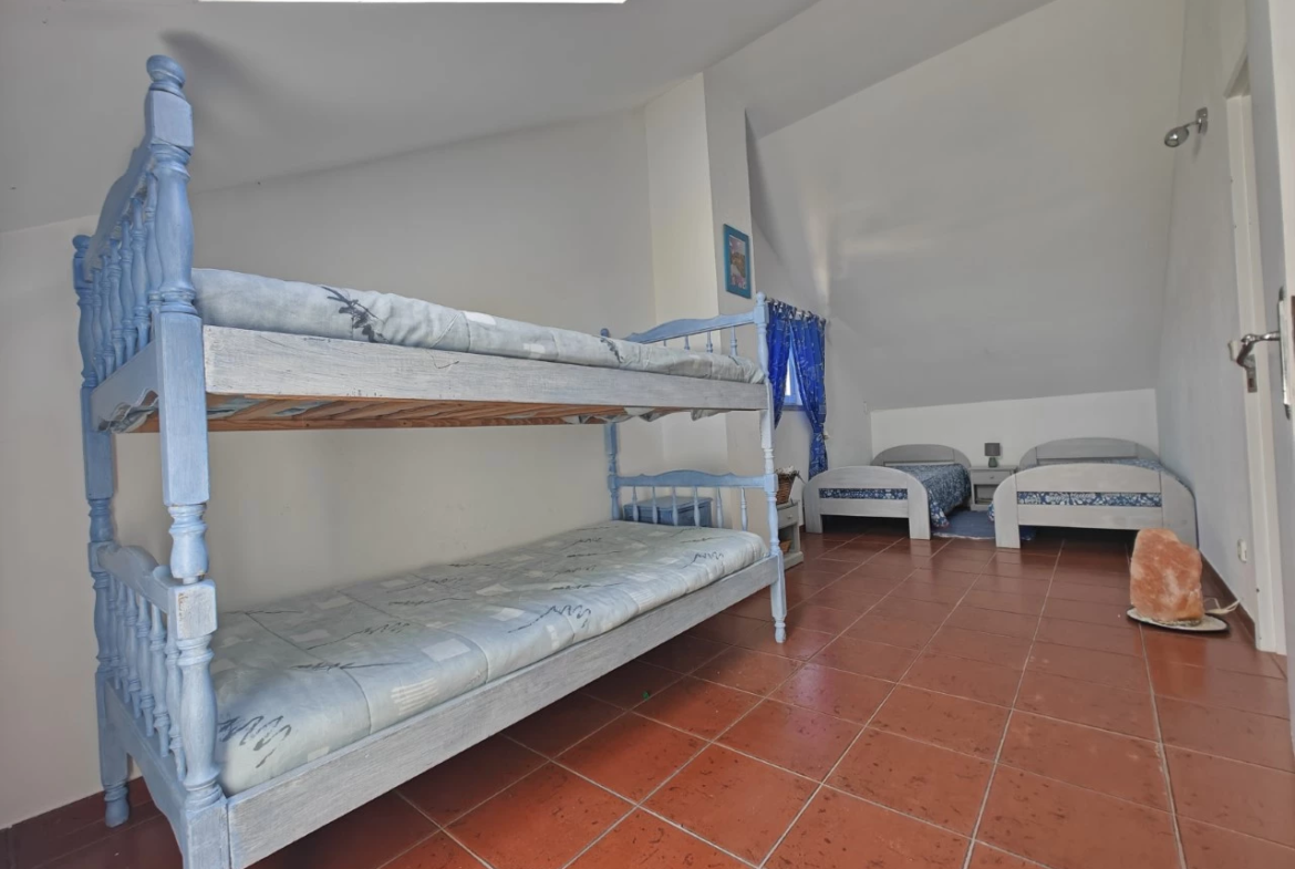 Moradia com piscina, grande área de terreno e vista para a Serra do Montejunto