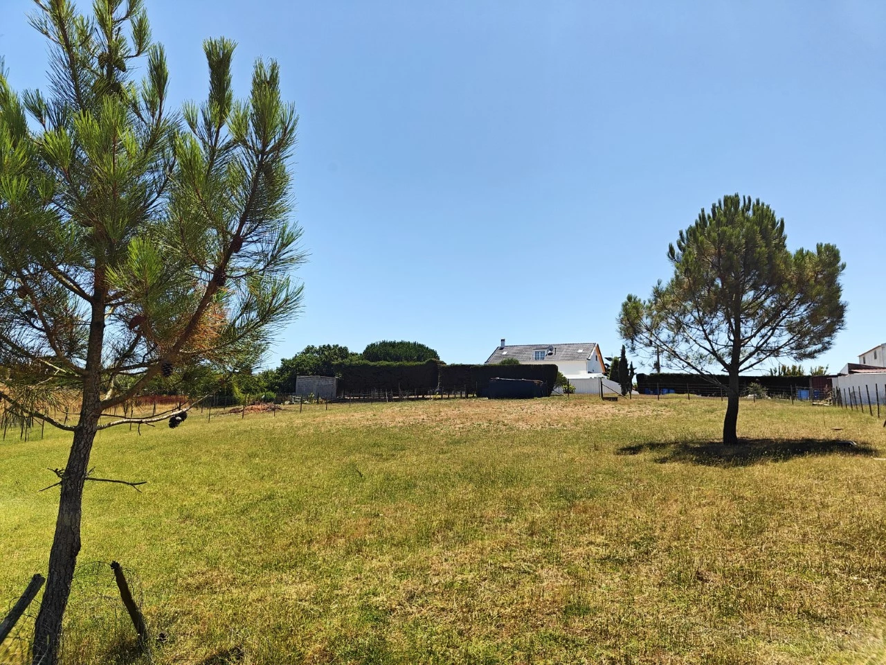 Moradia com piscina, grande área de terreno e vista para a Serra do Montejunto