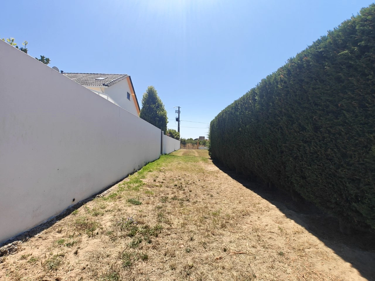 Moradia com piscina, grande área de terreno e vista para a Serra do Montejunto