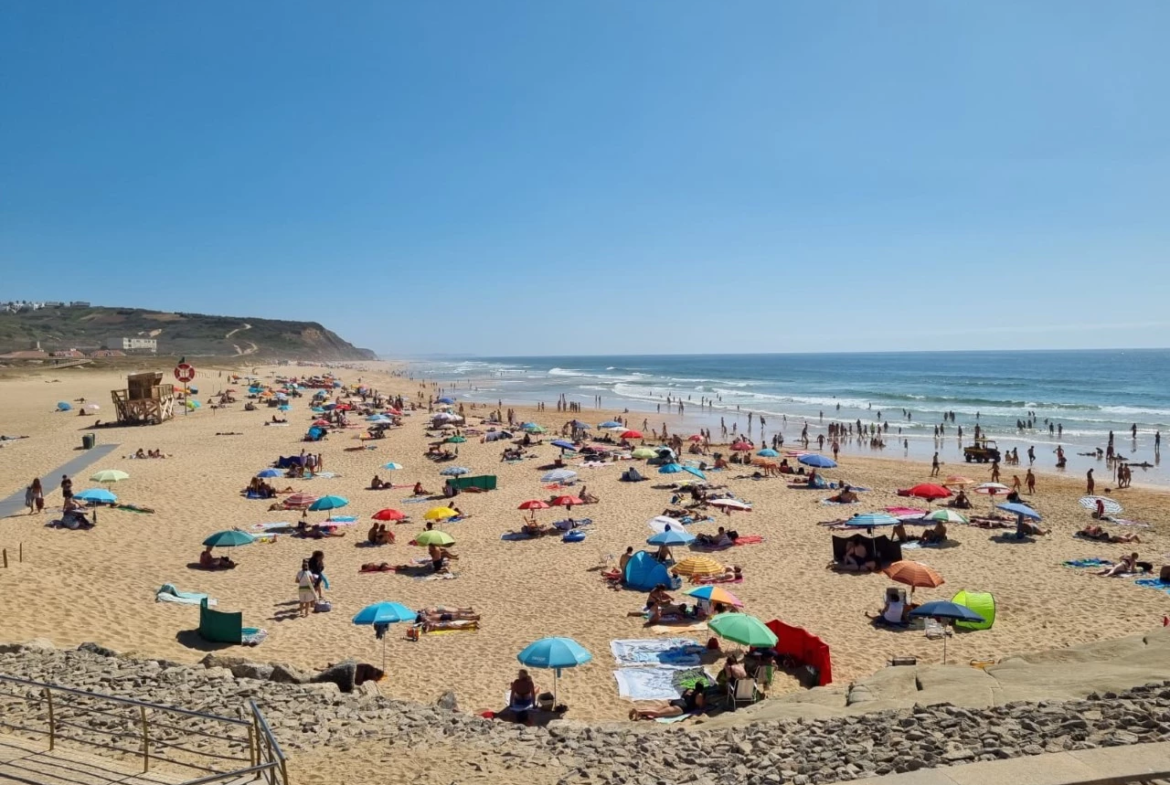 Moradia contemporânea com piscina e vista mar a 4 minutos da praia da Areia Branca
