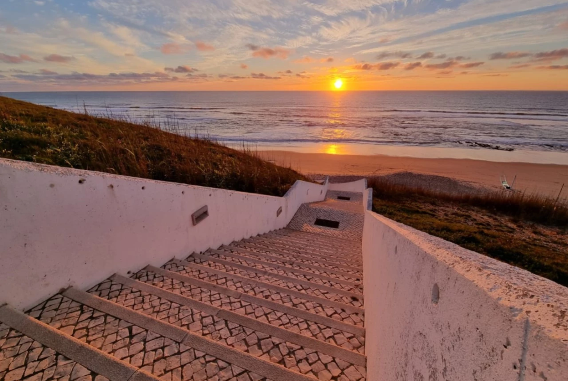 Moradia contemporânea com piscina e vista mar a 4 minutos da praia da Areia Branca