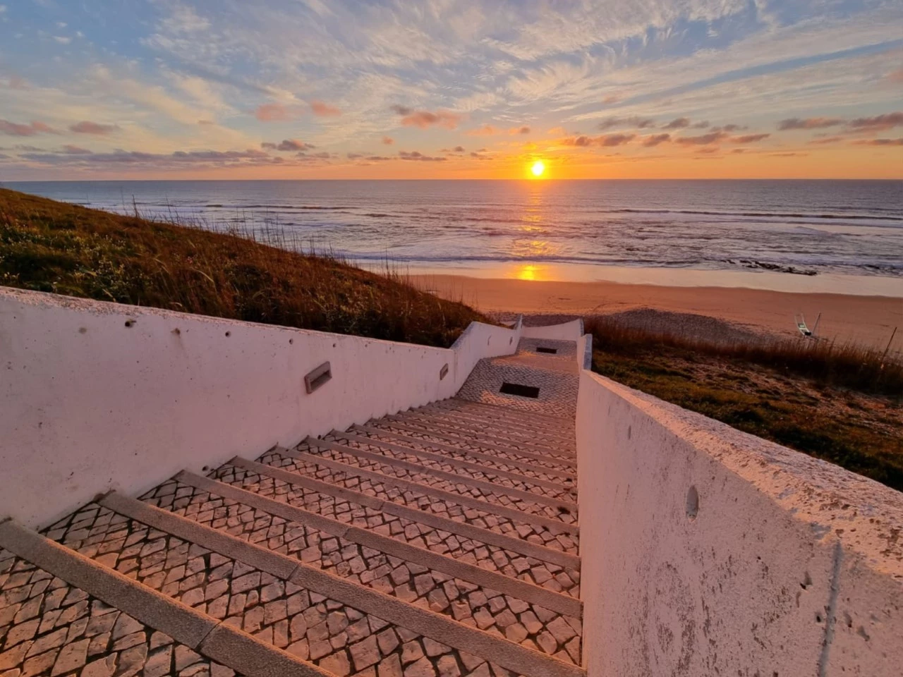 ID1242d601-0000-0500-0000-00001a22aef4.jpg Moradia contemporânea com piscina e vista mar a 4 minutos da praia da Areia Branca