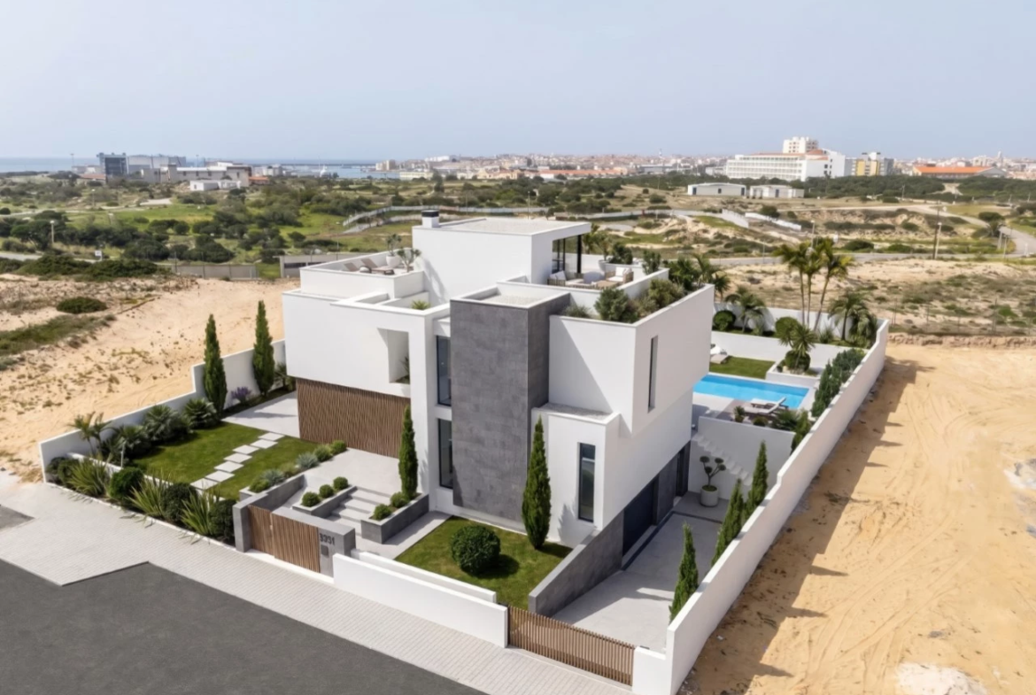 Moradia isolada com piscina apenas a 400 m da praia