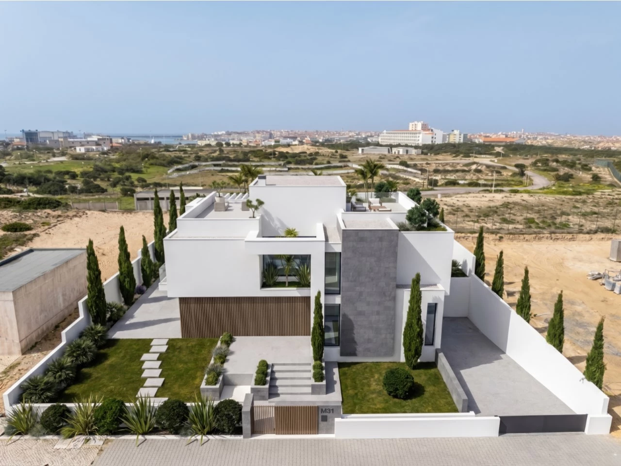 Moradia isolada com piscina apenas a 400 m da praia