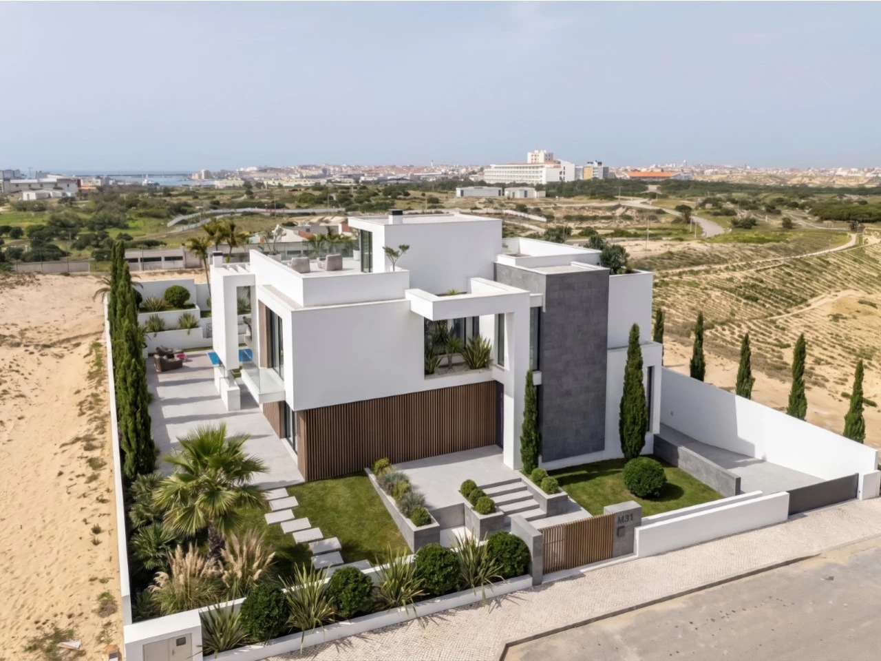 Moradia isolada com piscina apenas a 400 m da praia