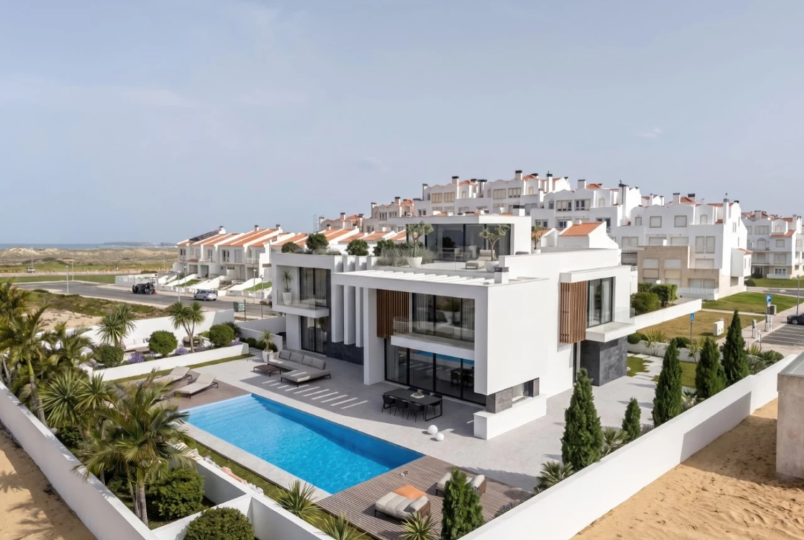 Moradia isolada com piscina apenas a 400 m da praia