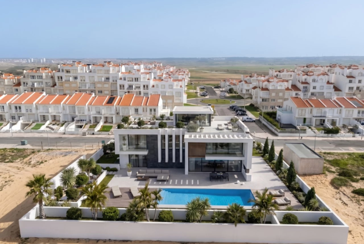 Moradia isolada com piscina apenas a 400 m da praia