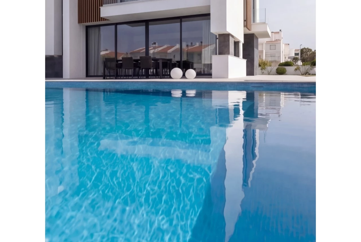 Moradia isolada com piscina apenas a 400 m da praia