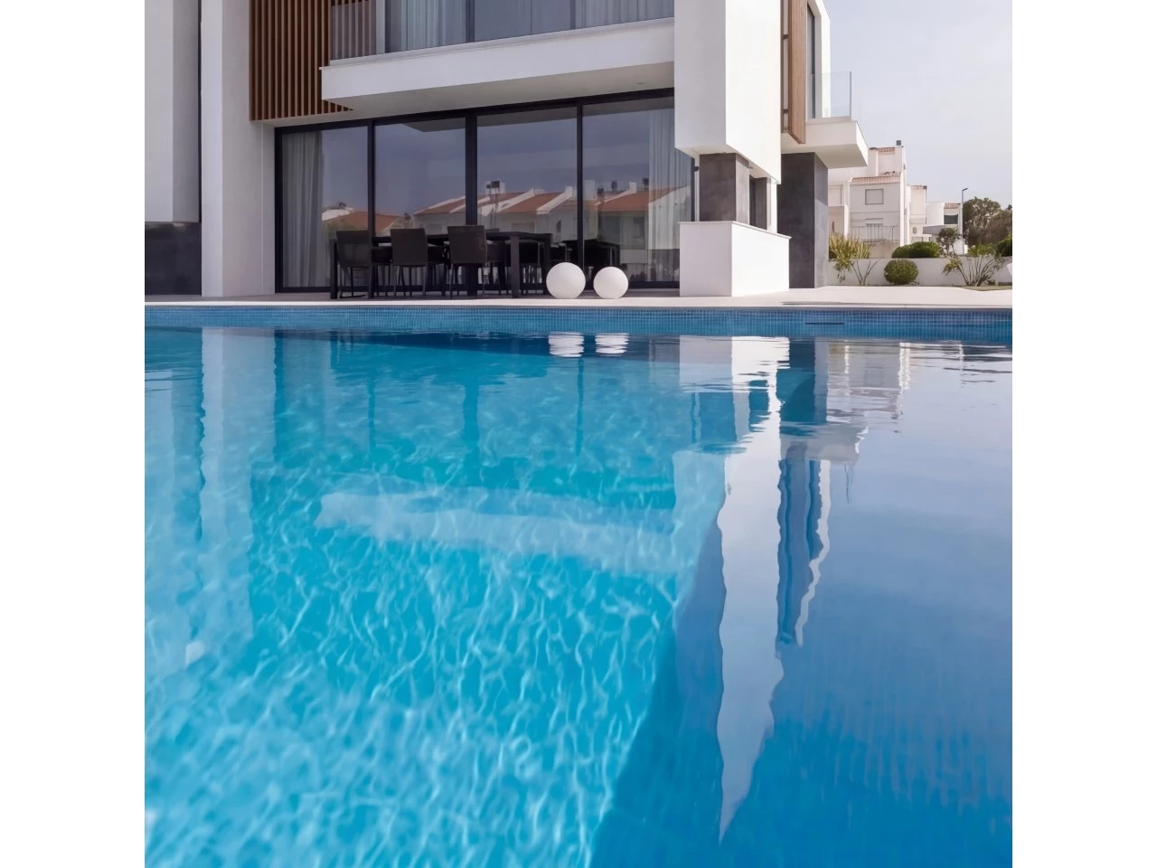 Moradia isolada com piscina apenas a 400 m da praia