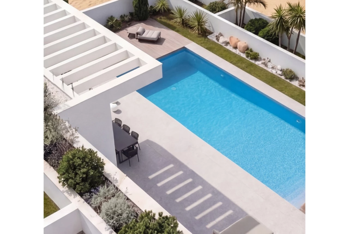 Moradia isolada com piscina apenas a 400 m da praia