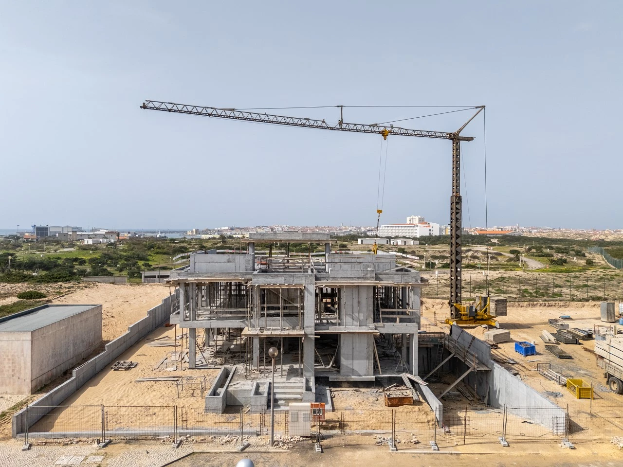Moradia isolada com piscina apenas a 400 m da praia