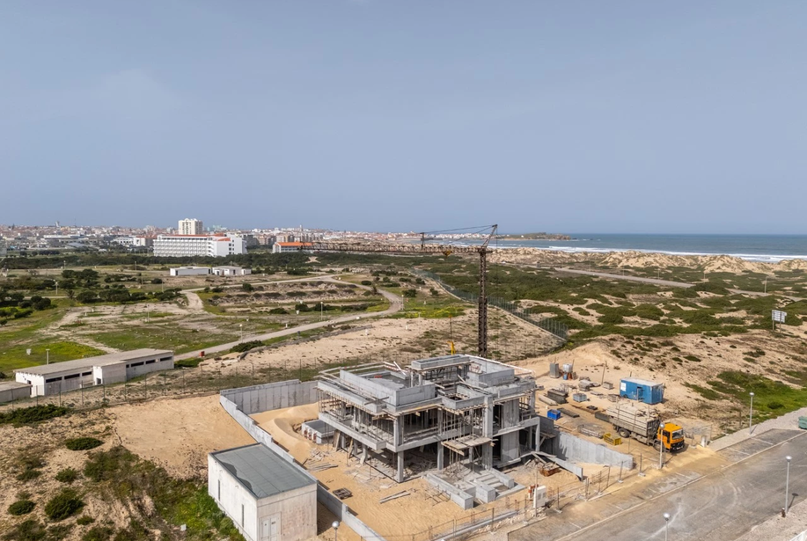 Moradia isolada com piscina apenas a 400 m da praia
