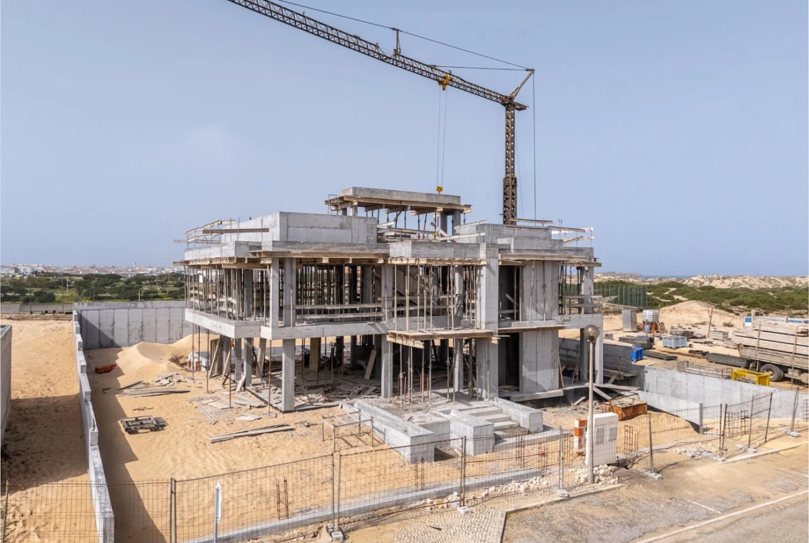 Moradia isolada com piscina apenas a 400 m da praia