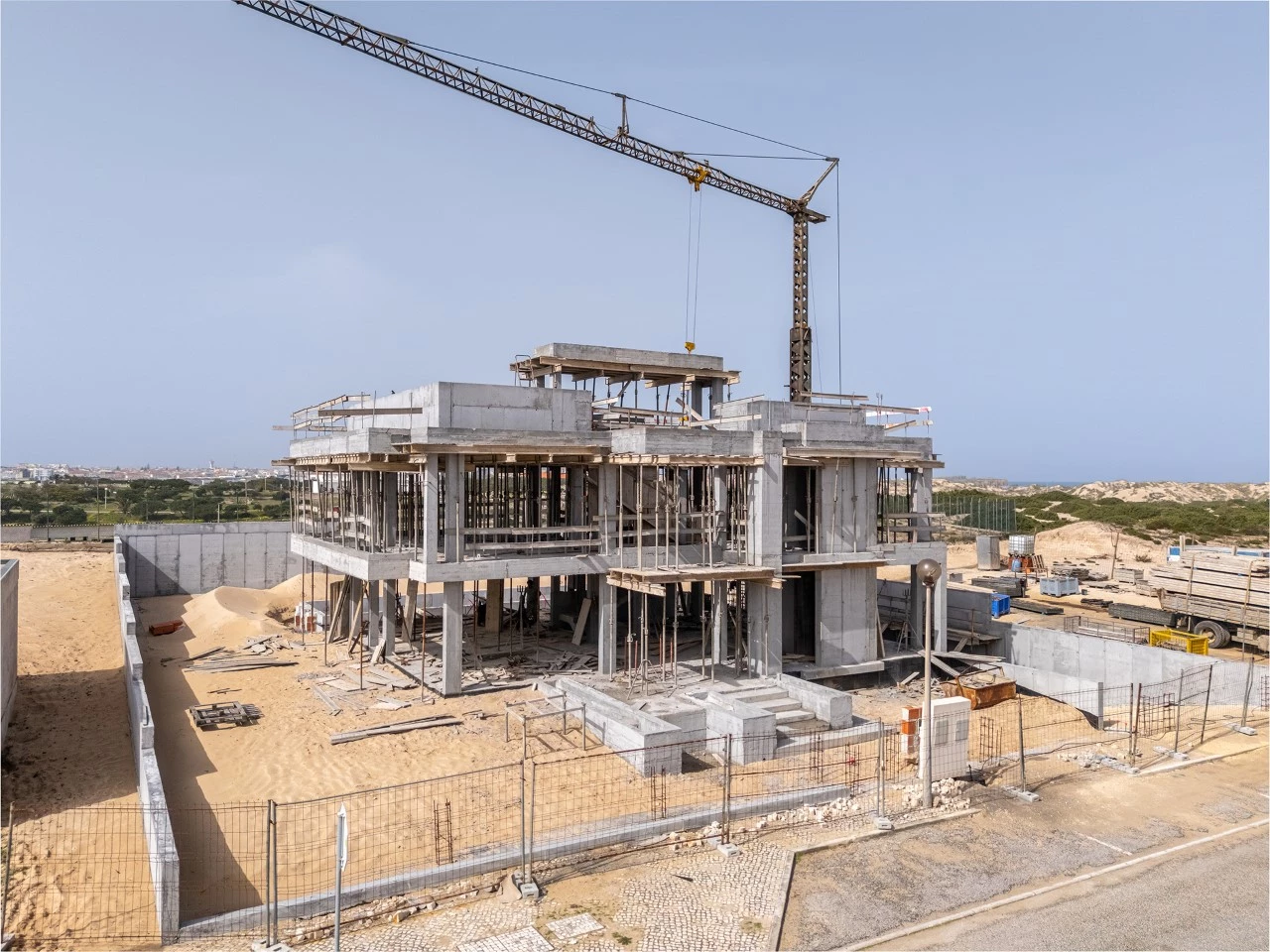 Moradia isolada com piscina apenas a 400 m da praia