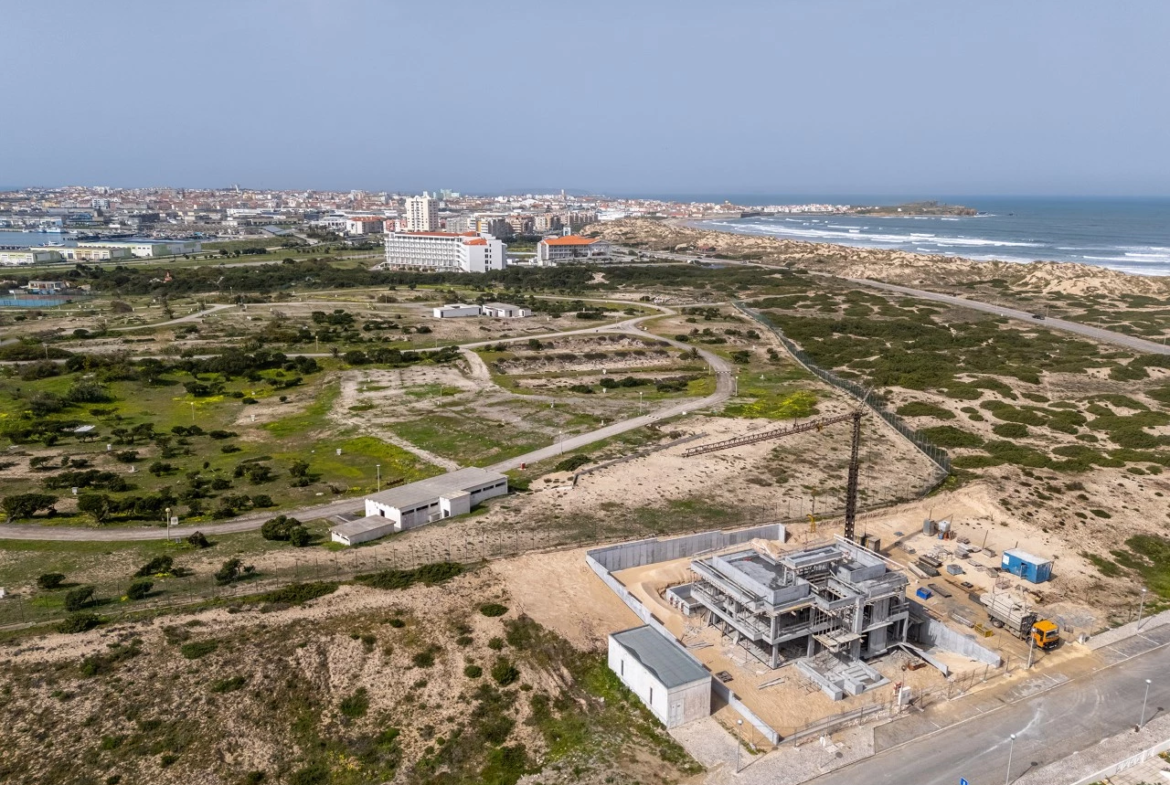 Moradia isolada com piscina apenas a 400 m da praia