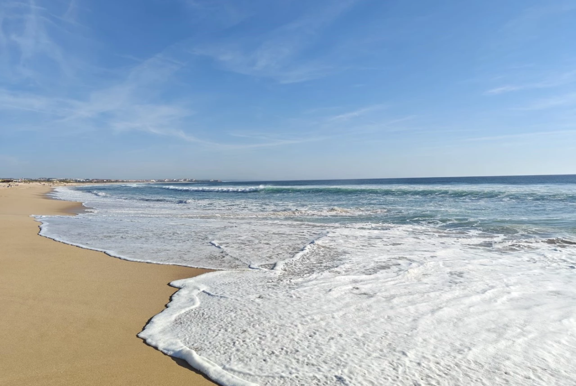 Moradia isolada com piscina apenas a 400 m da praia