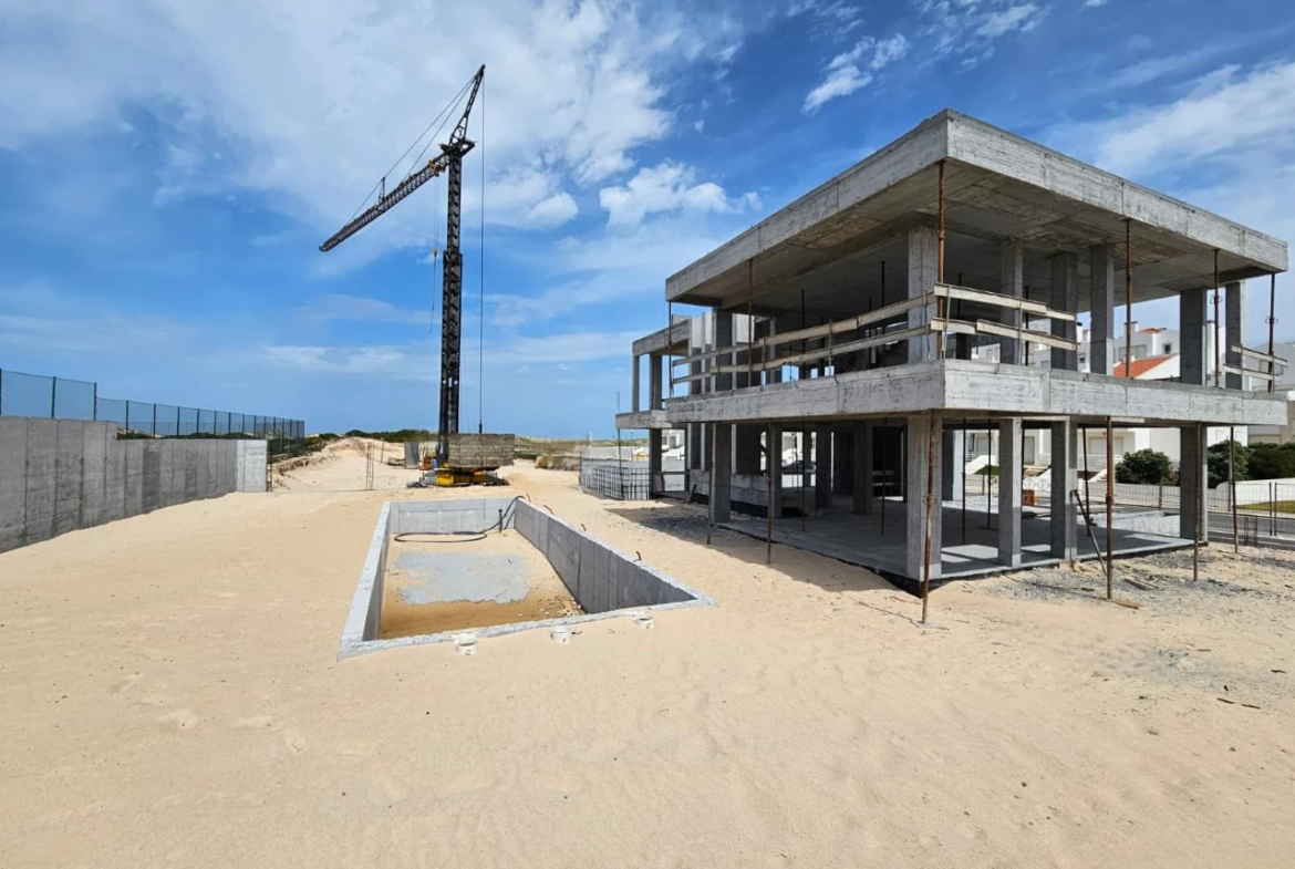 Moradia isolada com piscina apenas a 400 m da praia