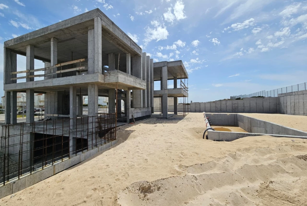 Moradia isolada com piscina apenas a 400 m da praia
