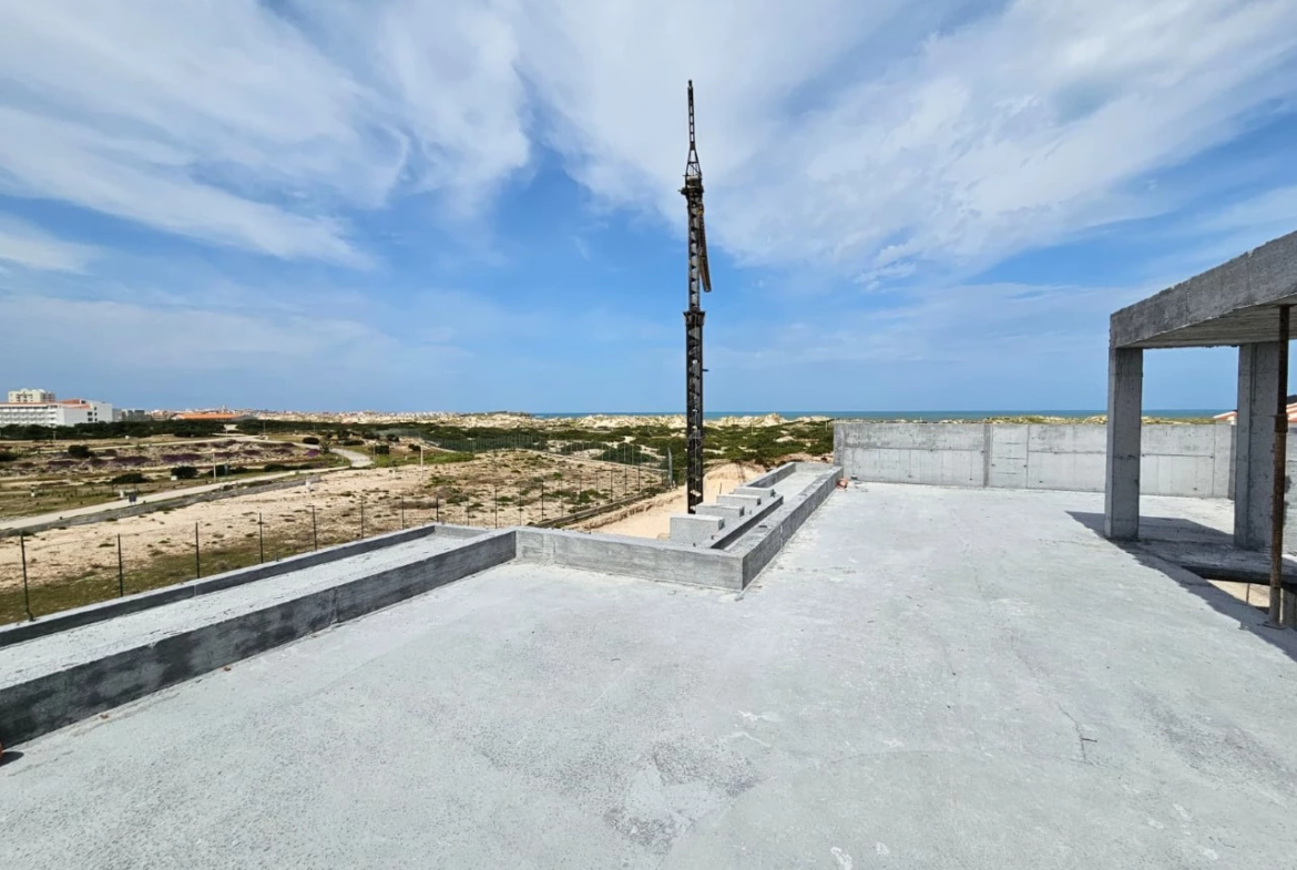 Moradia isolada com piscina apenas a 400 m da praia