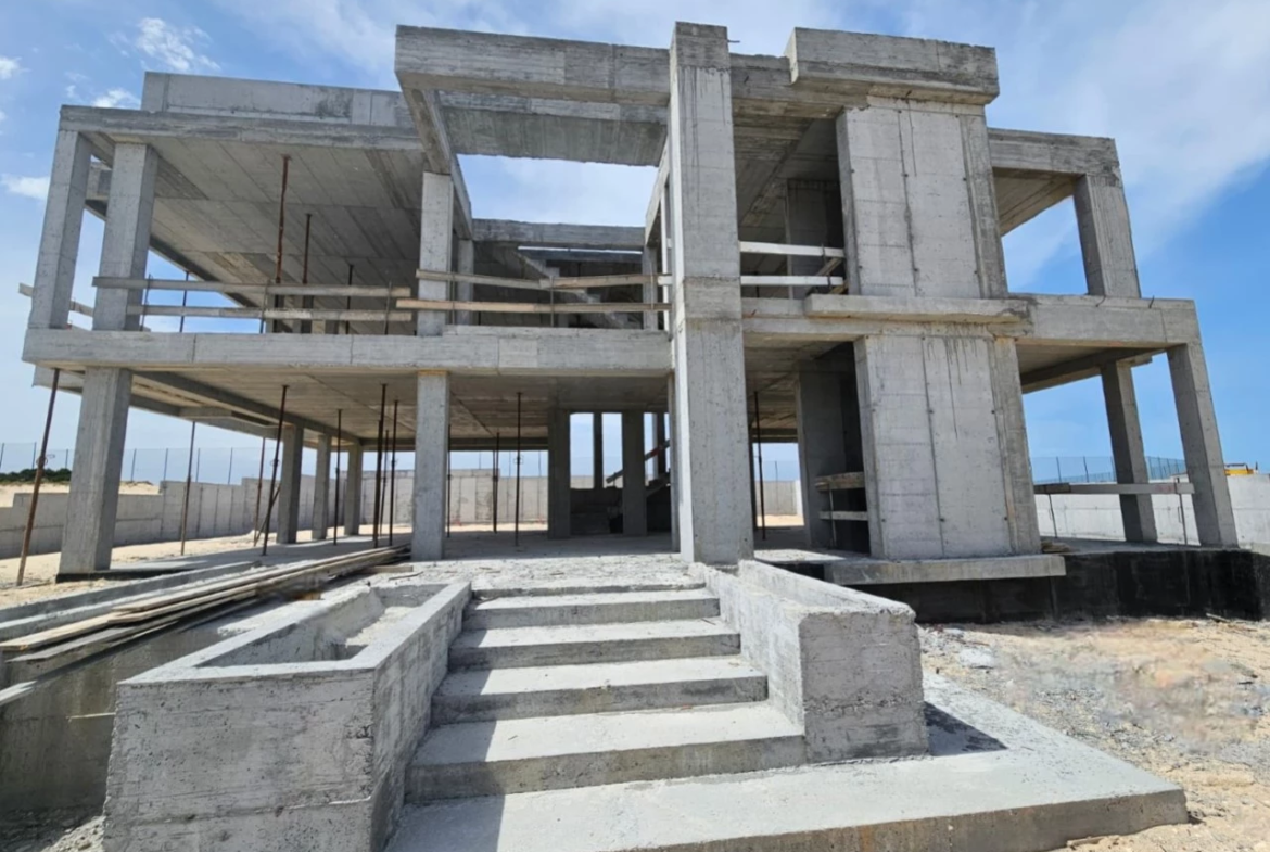 Moradia isolada com piscina apenas a 400 m da praia