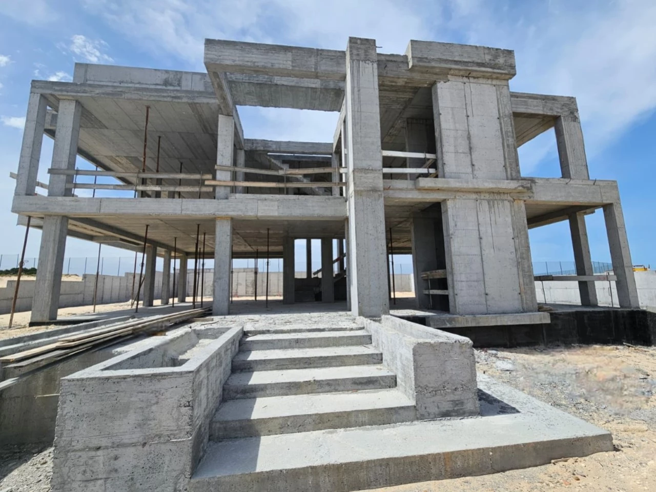Moradia isolada com piscina apenas a 400 m da praia