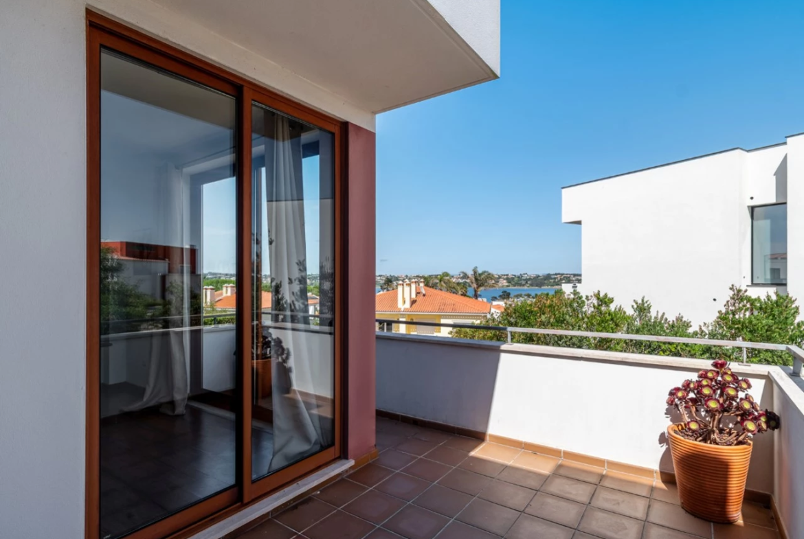 Moradia T3 com piscina e vista para a lagoa
