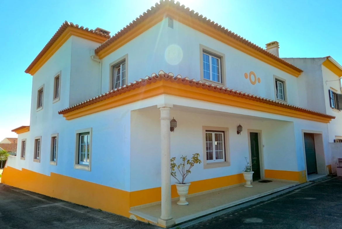 Moradia T4 com jardim, piscina e garagem, muito perto de Óbidos e das praias