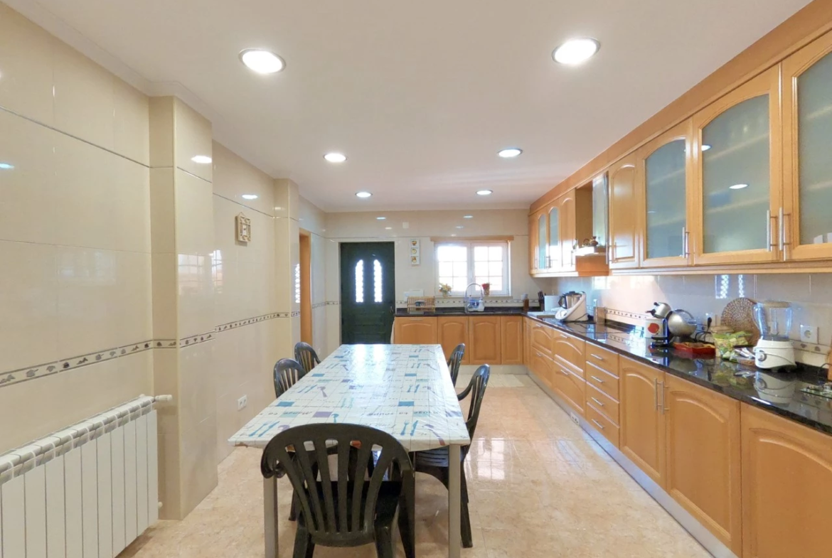 Moradia T4 com jardim, piscina e garagem, muito perto de Óbidos e das praias