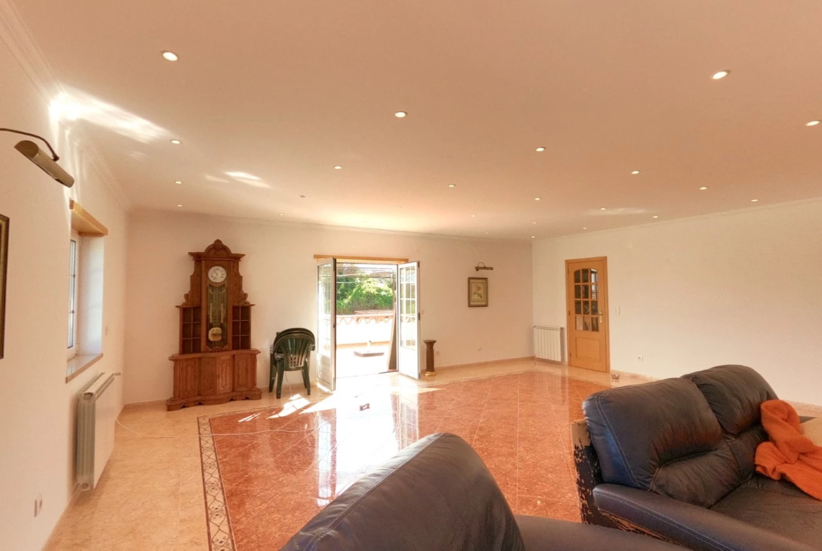 Moradia T4 com jardim, piscina e garagem, muito perto de Óbidos e das praias