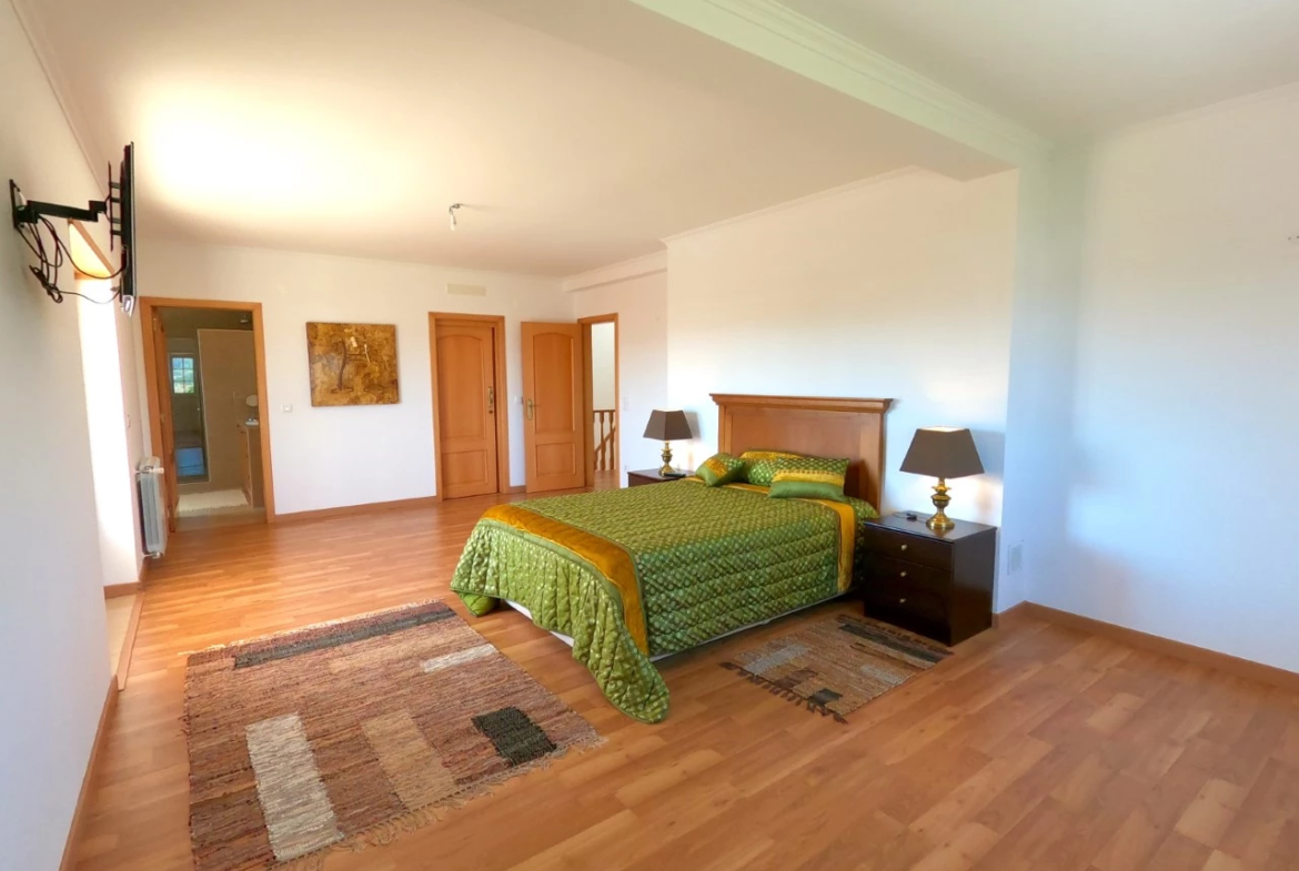 Moradia T4 com jardim, piscina e garagem, muito perto de Óbidos e das praias