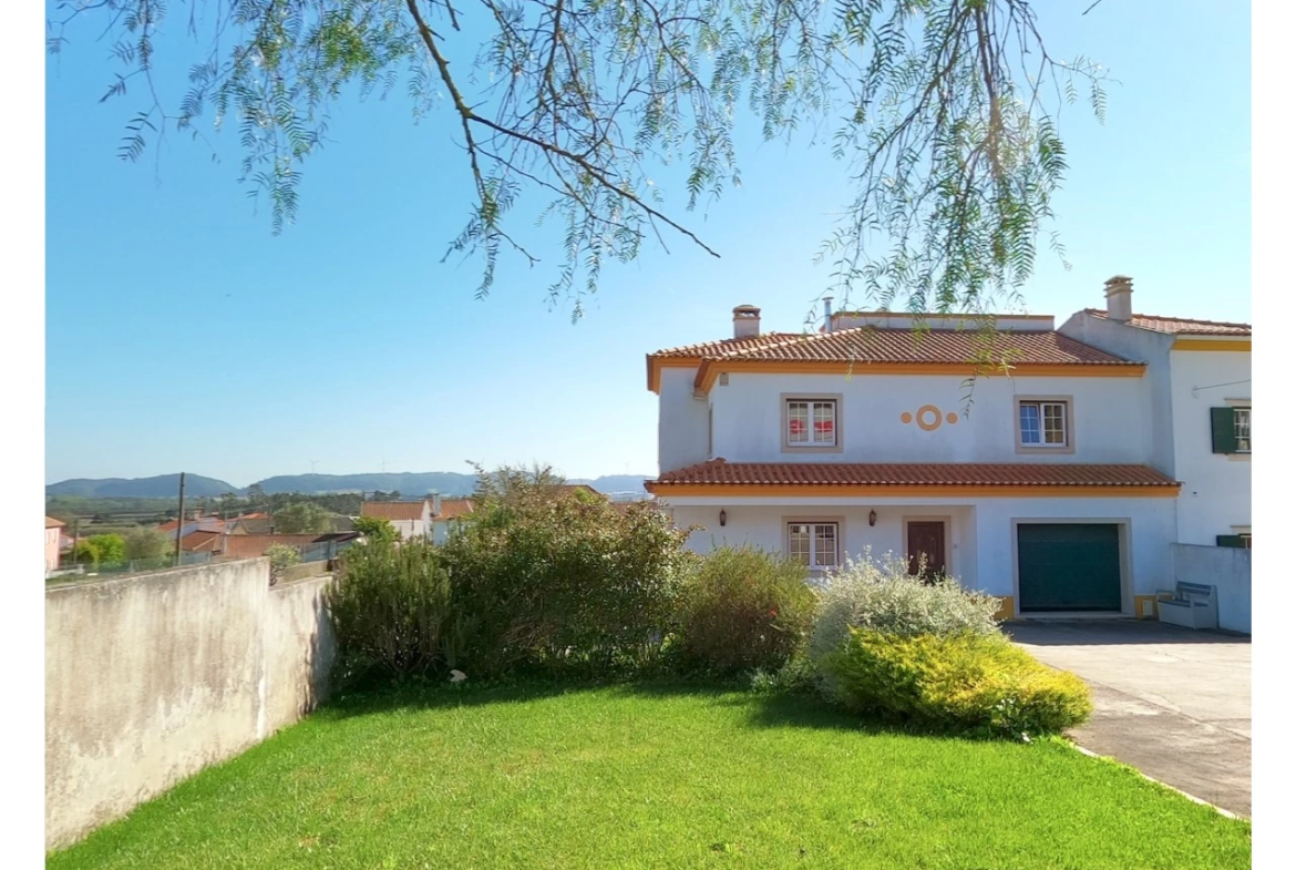Moradia T4 com jardim, piscina e garagem, muito perto de Óbidos e das praias
