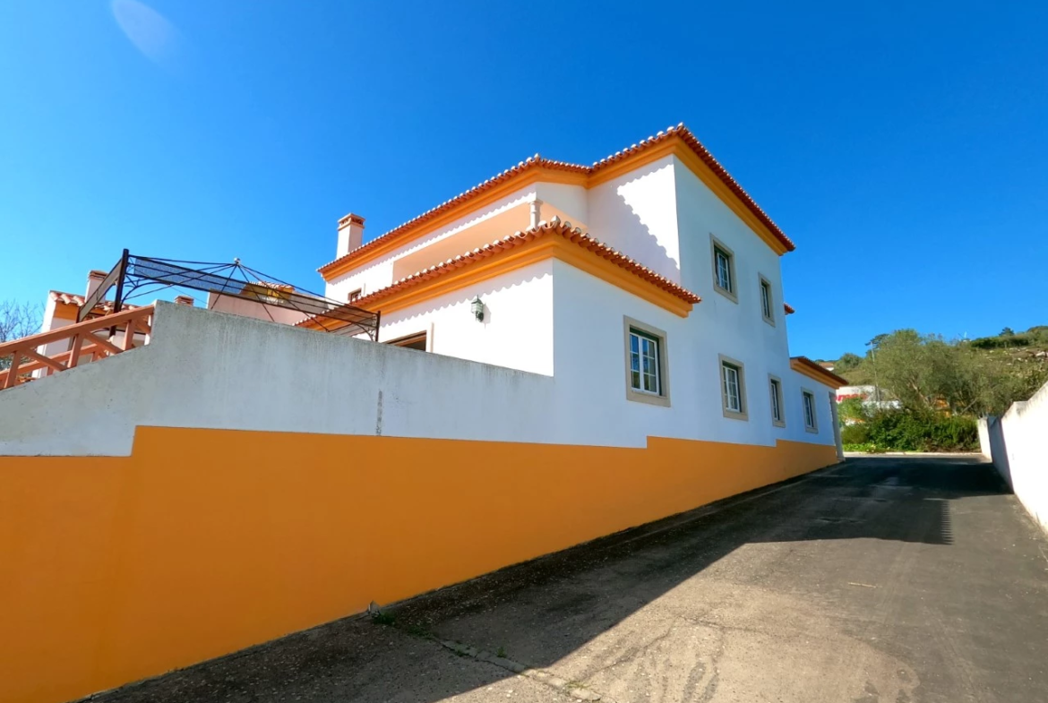 Moradia T4 com jardim, piscina e garagem, muito perto de Óbidos e das praias