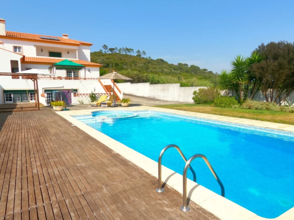 Moradia T4 com jardim, piscina e garagem, muito perto de Óbidos e das praias