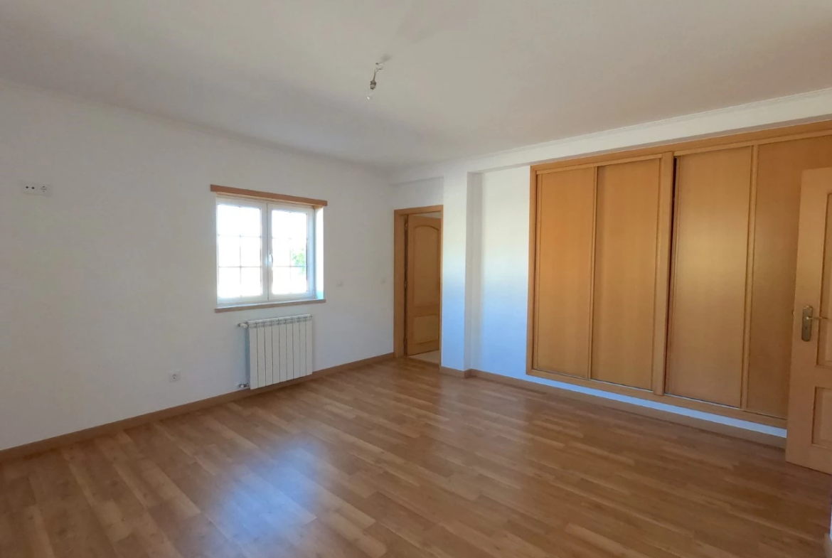 Moradia T4 com jardim, piscina e garagem, muito perto de Óbidos e das praias