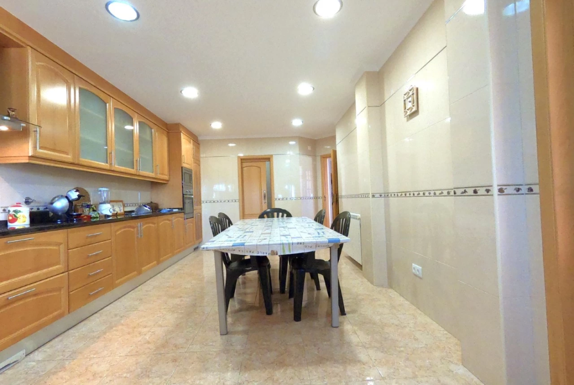 Moradia T4 com jardim, piscina e garagem, muito perto de Óbidos e das praias