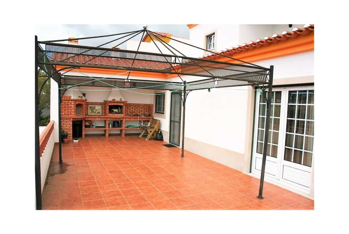 Moradia T4 com jardim, piscina e garagem, muito perto de Óbidos e das praias