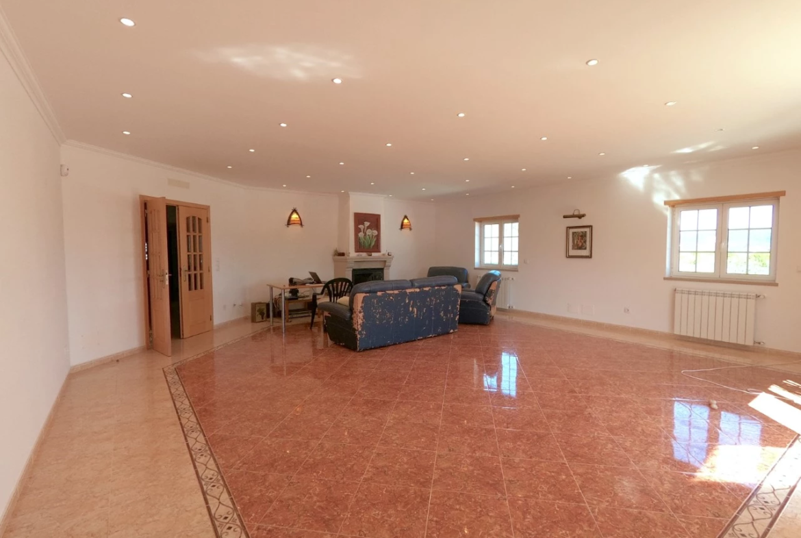 Moradia T4 com jardim, piscina e garagem, muito perto de Óbidos e das praias