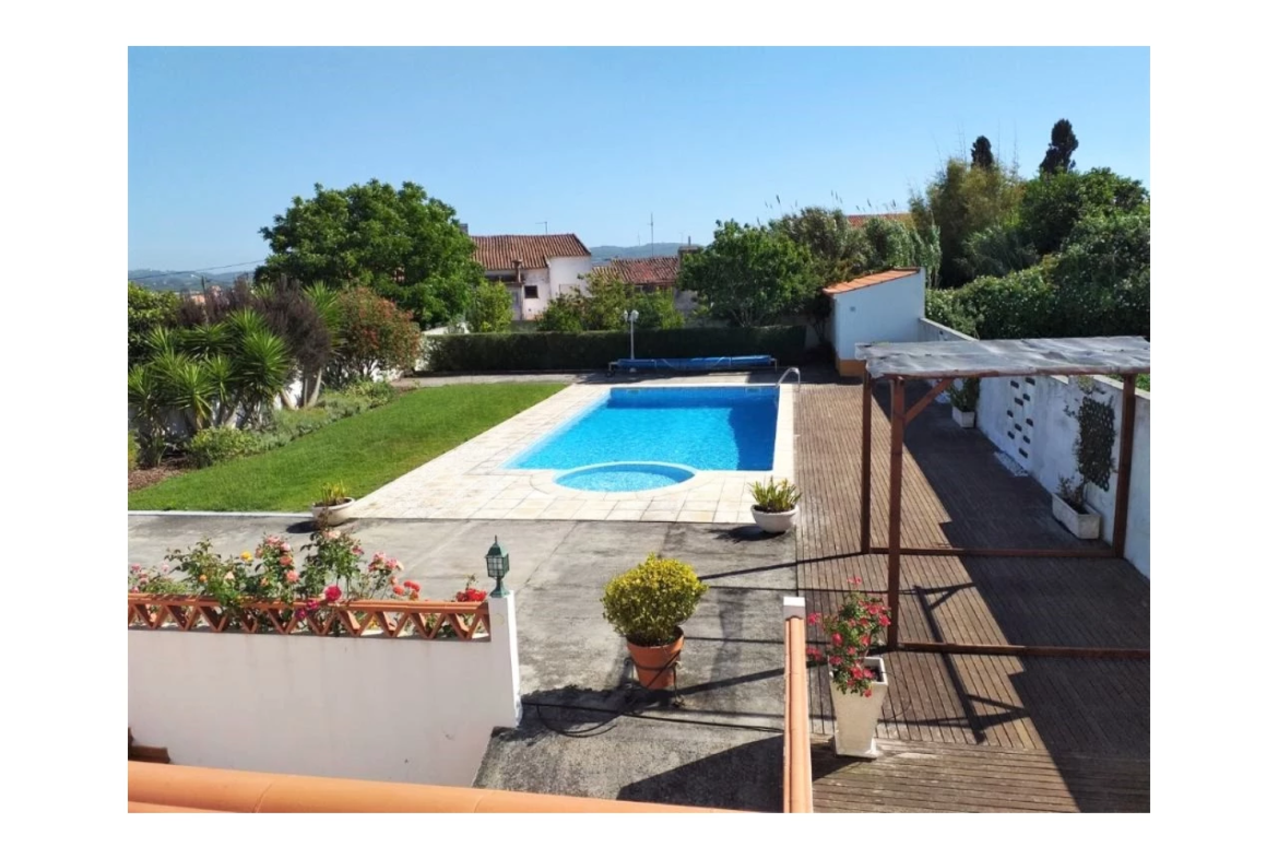 Moradia T4 com jardim, piscina e garagem, muito perto de Óbidos e das praias