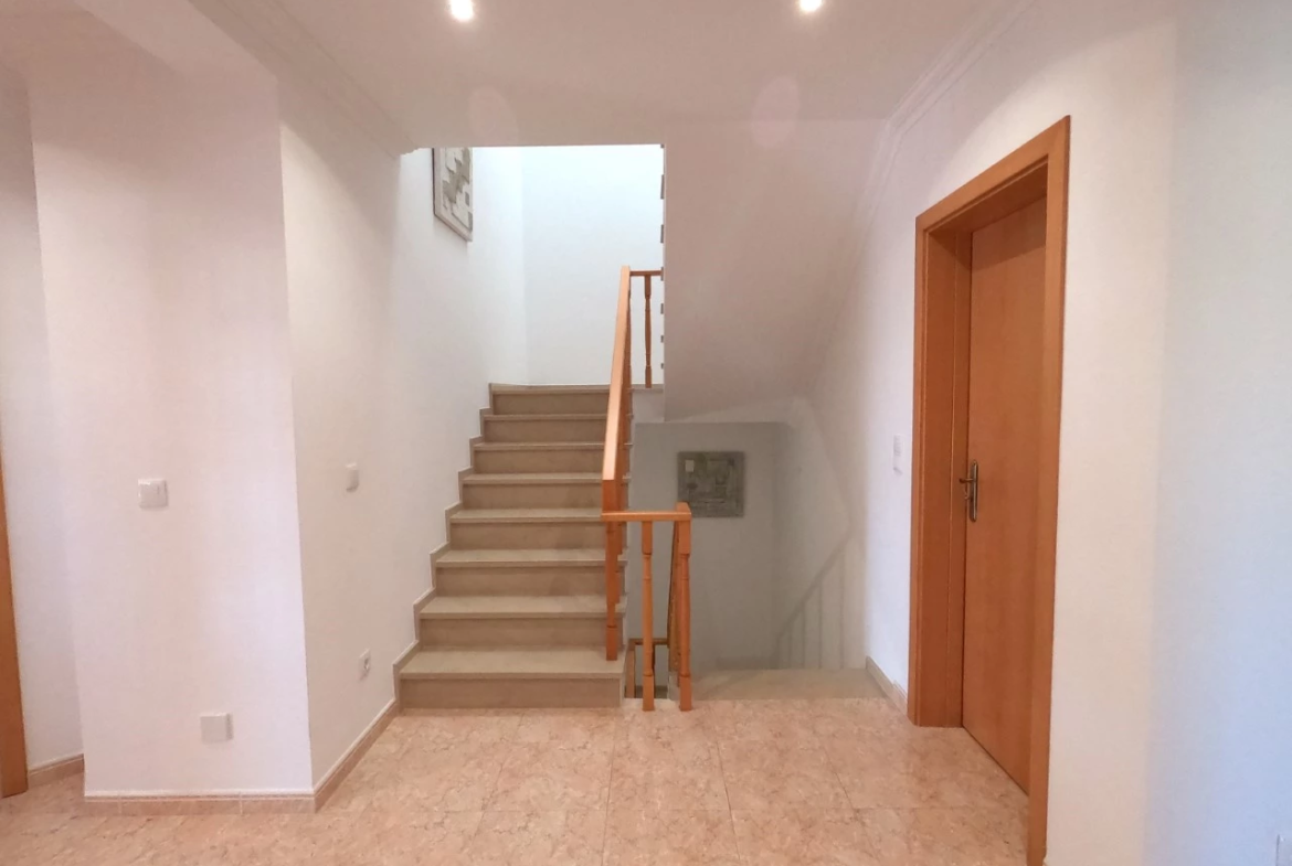Moradia T4 com jardim, piscina e garagem, muito perto de Óbidos e das praias