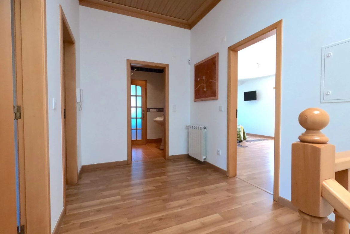 Moradia T4 com jardim, piscina e garagem, muito perto de Óbidos e das praias