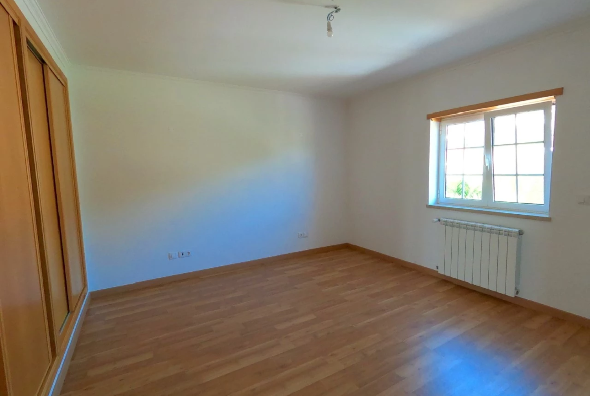 Moradia T4 com jardim, piscina e garagem, muito perto de Óbidos e das praias