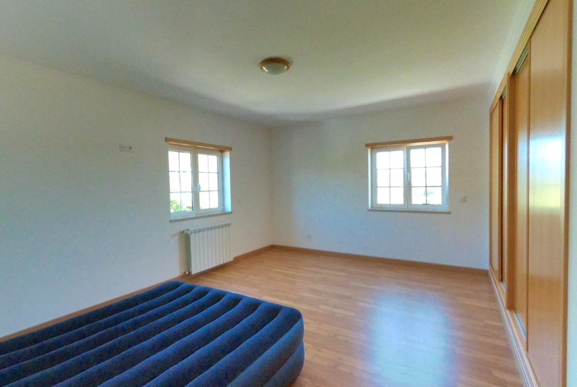 Moradia T4 com jardim, piscina e garagem, muito perto de Óbidos e das praias