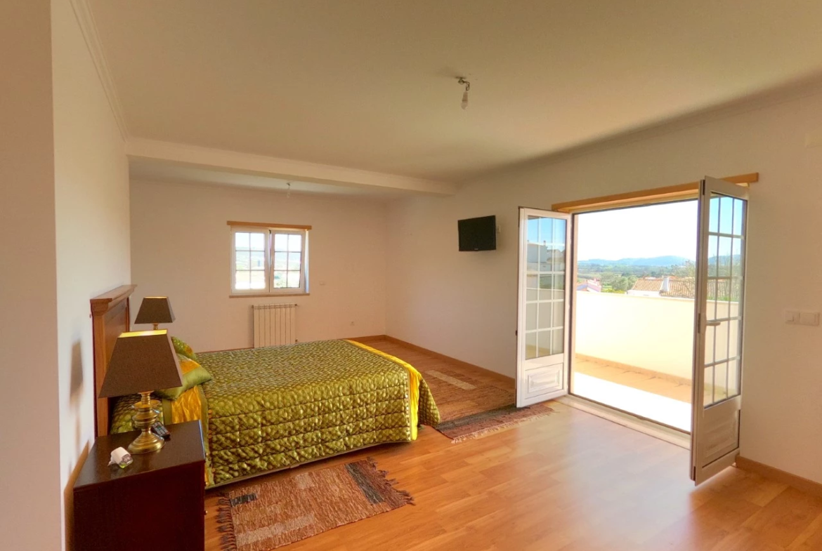 Moradia T4 com jardim, piscina e garagem, muito perto de Óbidos e das praias