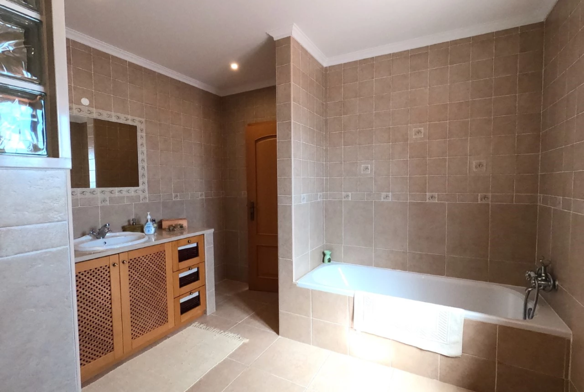 Moradia T4 com jardim, piscina e garagem, muito perto de Óbidos e das praias