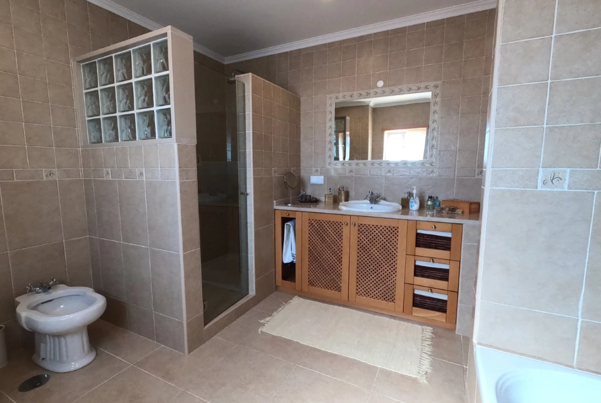 Moradia T4 com jardim, piscina e garagem, muito perto de Óbidos e das praias