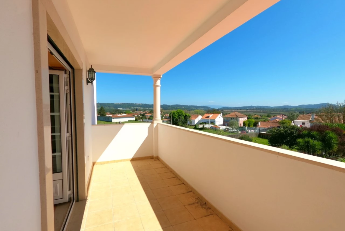 Moradia T4 com jardim, piscina e garagem, muito perto de Óbidos e das praias
