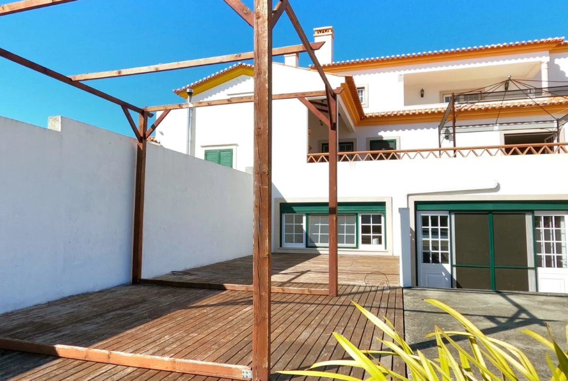 Moradia T4 com jardim, piscina e garagem, muito perto de Óbidos e das praias