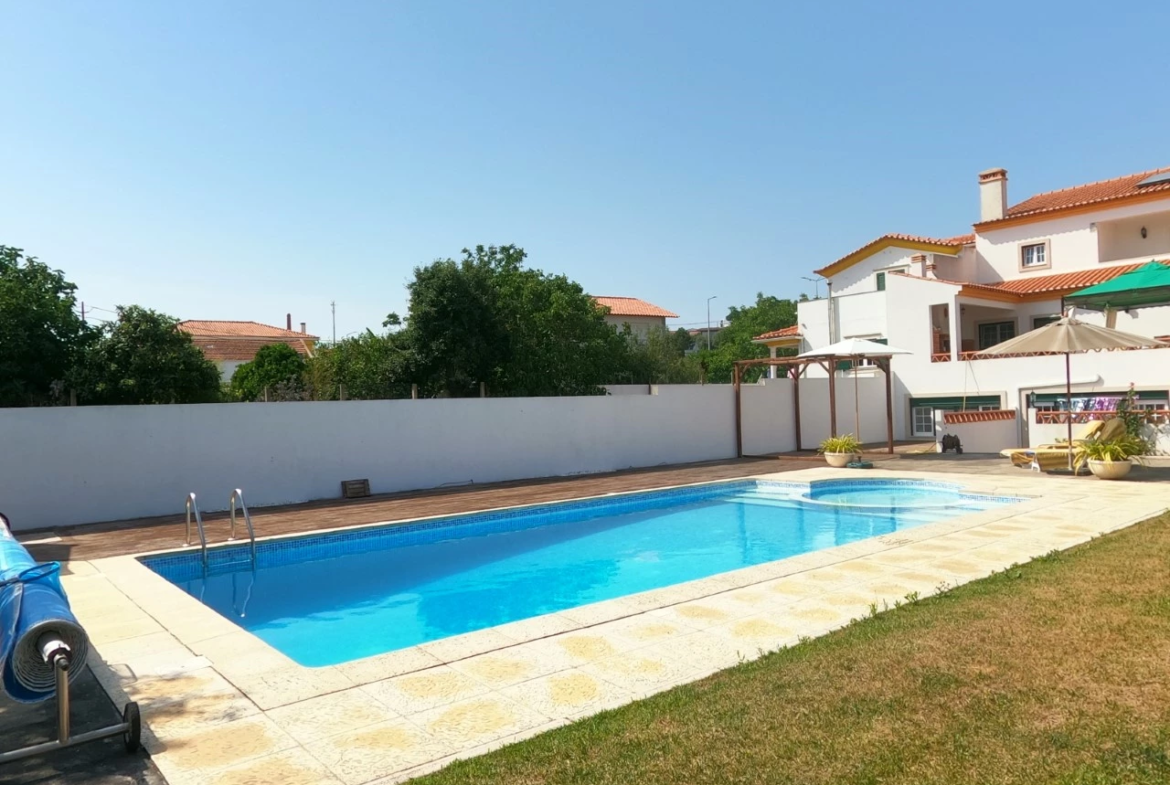 Moradia T4 com jardim, piscina e garagem, muito perto de Óbidos e das praias