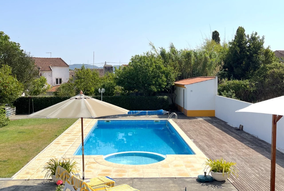 Moradia T4 com jardim, piscina e garagem, muito perto de Óbidos e das praias