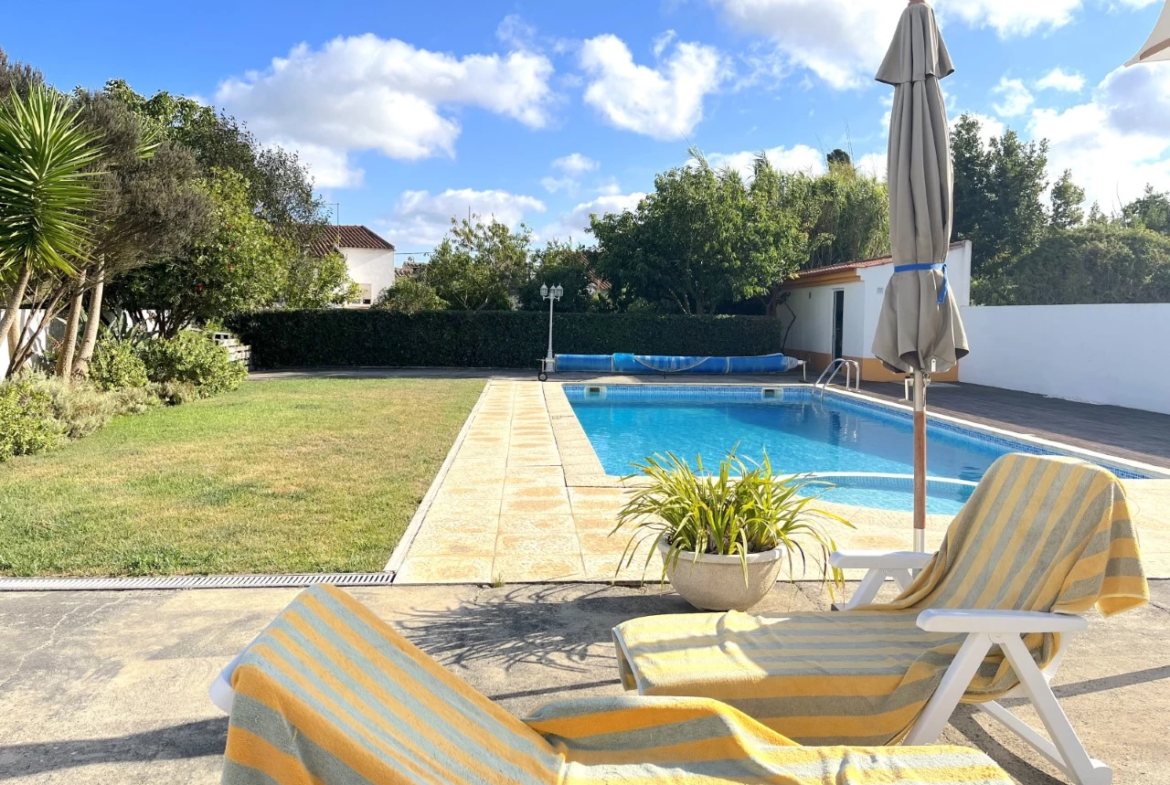 Moradia T4 com jardim, piscina e garagem, muito perto de Óbidos e das praias